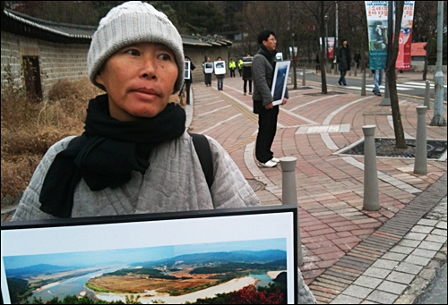 지율스님이 제안한 '경천대 걷기 2배수 모임' 참가자들이 덕수궁 돌담길에 늘어서 있다.