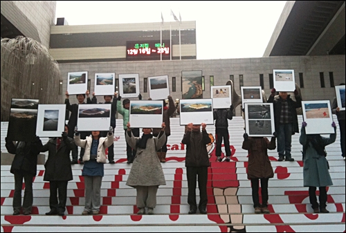 '경천대 걷기 2배수 모임' 참가자들이 세종문화 회관 앞에서 기념촬영을 하고 있다.