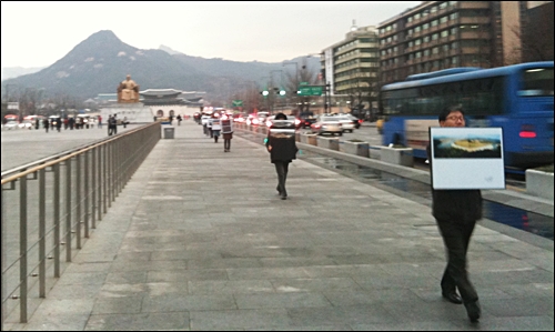 광화문 광장을 걷고 있는 '경천대 걷기 2배수 모임' 참가자들.