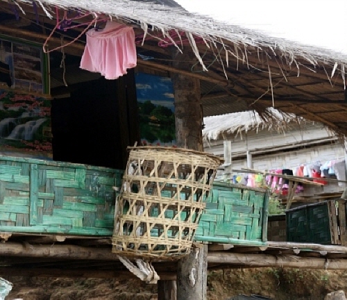 카렌족을 비롯한 버마의 다양한 민족 남자들은 짚으로 엮어 바구니를 만들거나 집을 짓는 기술 등의 솜씨가 좋다. 
