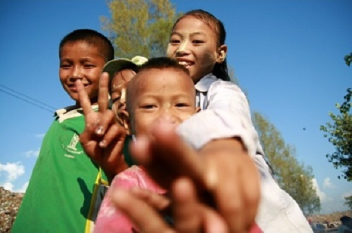버마 난민들이 살고 있다고 하여 찾은 그곳은 maesot의 쓰레기 매립지였다. 활짝 웃으며 반겨주는 아이들
 