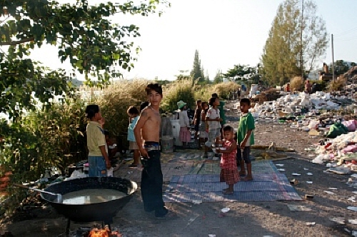 버마 난민이자 쓰레기산이 주거지가 된 버마 난민들도 그날은 축제 준비에 한창이었다. 