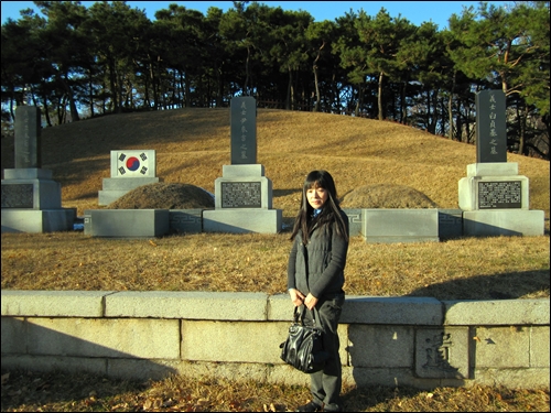 윤봉길의사 묘비 앞에서 재일교포 박천혜(45)씨