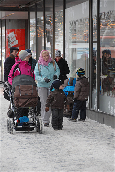 핀란드는 켈라를 통해 만17세까지 아이들에게 아동수당을 지급한다. 사진은 헬싱키 시 중앙역 부근에 산책을 하러나온 아이들의 모습. 