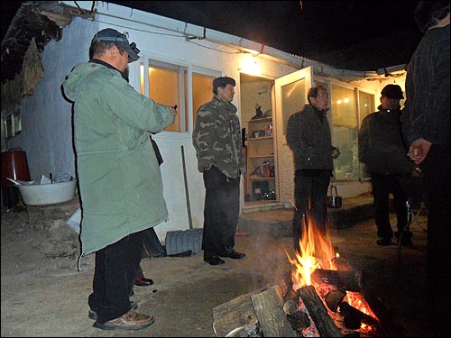 지평리 오두막 앞 마당에서 모닥불을 중심으로 왼쪽부터 고철시인, 양재일 시인,정일남 시인, 박정원 시인