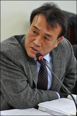 갯벌을 매립해 산업단지로 개발하자고 주장하는 김응규 의원.