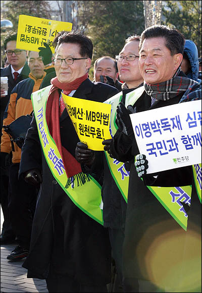 민주당 박지원 원내대표가 14일 오후 인천 주안역 남부광장에서 열린 이명박 독재심판 결의대회에 참석하고 있다. 오른쪽은 신학용 의원.