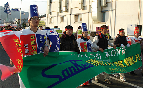  금속노조 경남지부는 14일 오후 마산자유무역지역 관리원 앞에서 결의대회를 열고, 일본 산켄자본의 한국산연 노동자 탄압을 중단할 것을 촉구했다. 사진은 거리행진 모습.