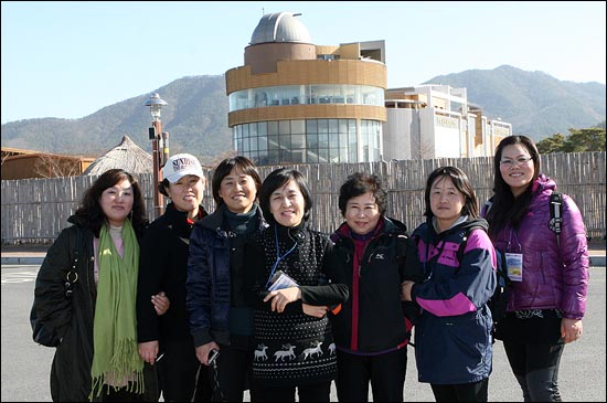 열차관광에서 만난 사람들 동해에 있는 한 회사 직원들. 단합대회를 겸한 열차관광을 나섰다고 한다.