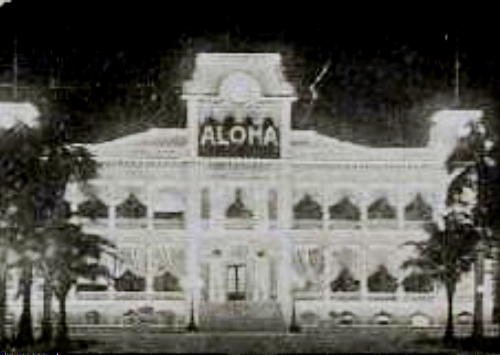 한 때 하와이왕국의 왕궁이었던 로래니궁은 현재 박물관이 됐다. 1914년 2월 한인들도 참가했던 '알로하 카니발' 때 야간조명을 한 모습