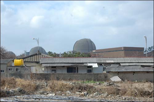 영광 핵발전소 건설에  동원되었던 근로자들의 숙소. 핵발전소 주변 곳곳에 흉물스럽게 방치되어 있다. 
