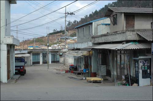  김영국씨는 영광 핵발전소 주변 마을인 성산리가 유령의 마을처럼 변해가고 있다고 한다.