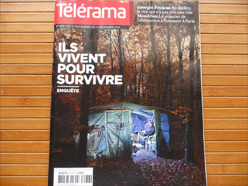 빈곤 문제를 다룬 프랑스 잡지 <텔레라마>(11월 27일~12월 3일자). 표지 제목은 '살아남기 위해 산다'이다. 집이 없어서 파리 동남쪽에 있는 벵센느 숲 속에 텐트를 치고 살고 있는 텐트족을 카메라에 담았다. 