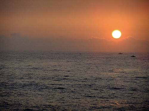 등대에 기대서서 맞이한 동해 바다의 오렌지빛 일출은 오래도록 기억에 남는다. 