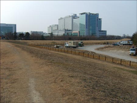 올림픽대교 남단 쪽의 풍납토성. 건너편에 보이는 건물은 서울아산병원이다.  
