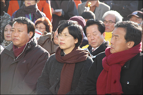  야4당이 16일 오후 부산역 광장에서 연 집회에 참석한 손학규, 이정희, 조승수 대표(오른쪽부터)가 앉아 있다.