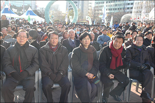  야4당은 16일 오후 부산역 광장에서 대규모 집회를 열고 한나라당의 새해 예산 날치기 처리를 규탄했다. 