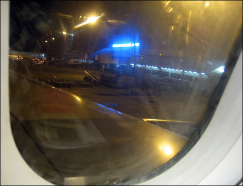 출발한 지 4시간 15분. 드디어 막탄세부공항에 비행기가 안착했다. 