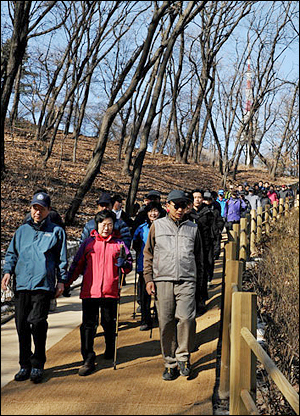  지난 2월 6일 오전 이명박 대통령과 정운찬 국무총리를 비롯한 국무위원, 청와대 참모들이 남산을 산책하고 있다. 