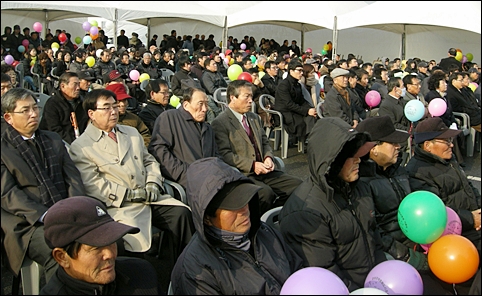  추운 날씨에도 기공식을 끝까지 지켜보는 군산 시민들.
