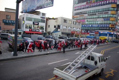 이날 청년 산타들은 거리를 행진했다. 나눔의 메시지를 도시에 퍼트렸다. 