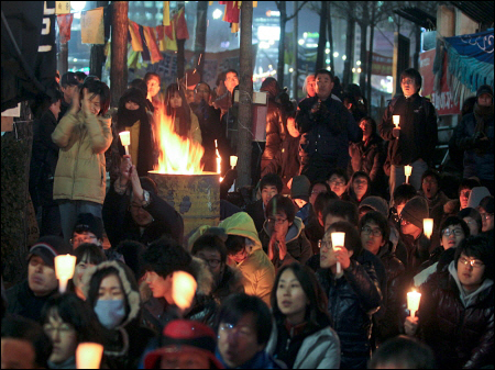 지난 17일 7시 GM대우 부평공장 앞에서 퇴근길 집회가 열리고 있다.
