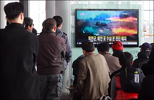 20일 연평도에서 해상사격훈련을 실시한다는 합동참모본부의 발표에 이어, 북한군이 해안포 수십 문을 전진 배치했다는 뉴스가 서울역 대합실에 설치된 TV 모니터를 통해 전해지자 시민들이 걱정스러운 표정으로 뉴스속보를 지켜보고 있다. 