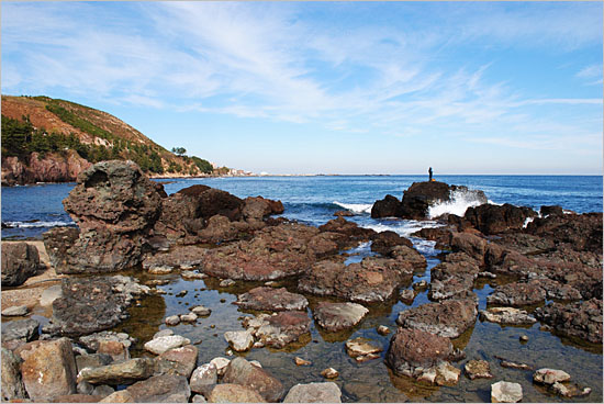 칠포리 해안 풍경. 왼쪽에 보이는 바위가 아기공룡 둘리를 닮았다.