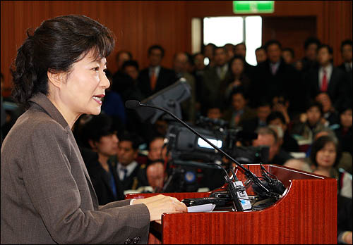 한나라당 박근혜 전대표가 20일 오후 국회 헌정기념관에서 '사회보장기본법 전면개정 공청회'를 열기 앞서 인사말을 하고 있다.