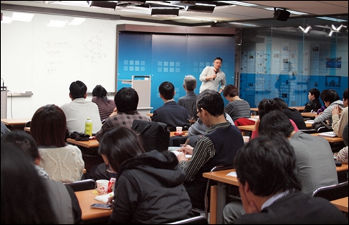 수강생들이 <오마이뉴스> 강의실에서 우석훈 박사의 '응용경제학' 수업을 수강하고 있다.