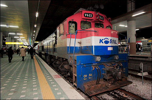 춘천 가는 마지막 1837 열차를 견인하는 7421호 기관차가 청량리역 승강장에서 출발을 기다리고 있다.