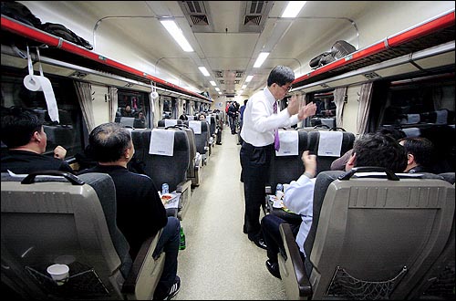 남춘천역으로 향하는 기차 안에는 다양한 사람들의 다양한 모습들을 볼 수 있다.