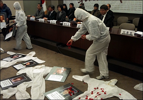 기자회견을 마친 후 삼성 직업병으로 숨진 피해자들을 추모하는 퍼포먼스가 진행되고 있다.