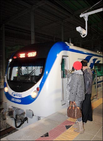 21일, 상봉행 첫 급행열차(K8302)가 남춘천역 승강장에 진입하고 있다.