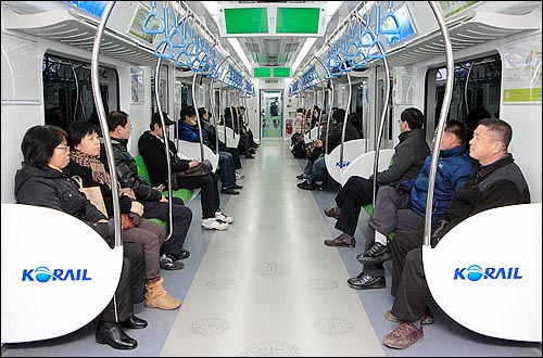 이른 아침임에도 많은 승객들이 경춘선 전동열차를 이용하고 있다.