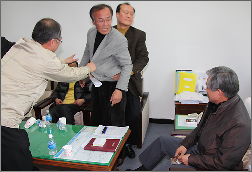 자신의 상가에 SSM을 유치한 대전시의회 이희재(오른쪽) 시의원이 대전지역 상인들로 부터 항의를 받고 있다.