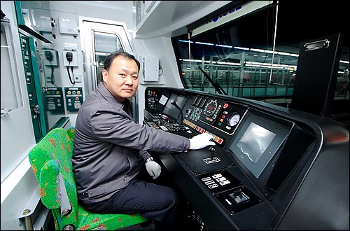 상봉행 첫 급행열차(K8302)를 운전한 정계영 기관사.