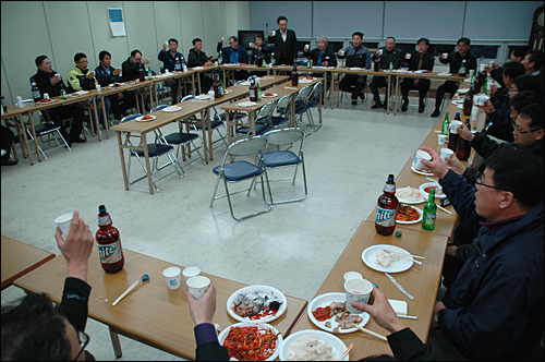  전국민주노동조합총연맹 경남지역본부는 21일 저녁 창원노동회관 강당에서 해고자들이 참석한 가운데 송년모임을 갖고, 내년에도 힘찬 투쟁을 다짐했다.