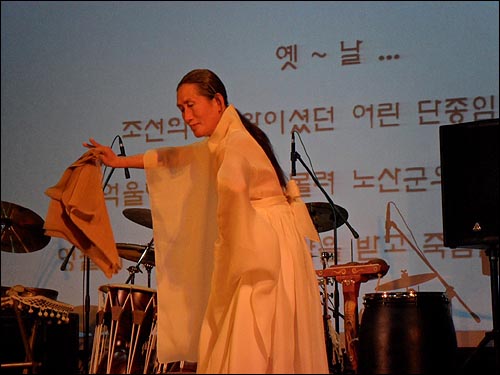 인간문화재 82호 진혼무 기능보유자 지홍씨의 학춤공연