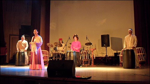 타악극 뿔을 공연하는 도중 노래를 부르고 있는 이재옥씨와 영월문화예술연대 회원들의 난타공연