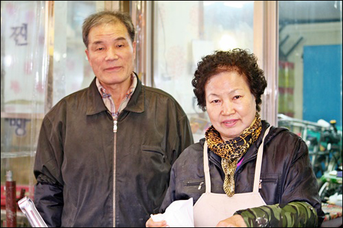  부평전통시장에서 닭강정의 달인을 꿈꾸는 ‘삼오치킨’ 주인장 최수광(71ㆍ왼쪽), 김순옥(62) 부부. 