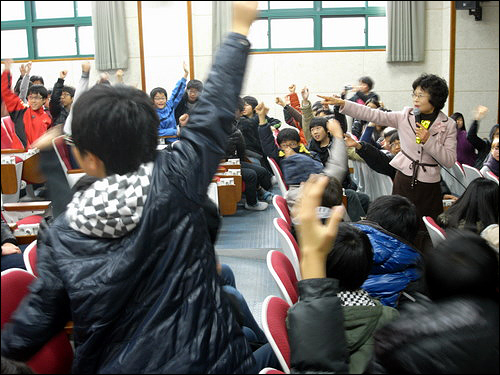 6학년 학생들을 가르치고 있는 서울 양화초 이명숙 교장. 