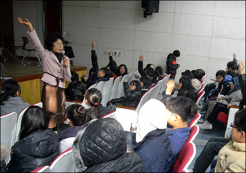 서울 양화초 6학년 학생들을 가르치고 있는 이명숙 교장. 