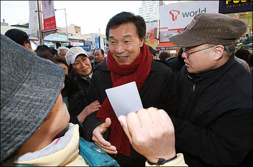 민주당 손학규 대표가 22일 '이명박 독재심판 대구경북 결의대회'에 참석하기 위해 대구 동성로에 도착, 시민들과 인사를 나누고 있다.