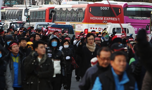 전북지역 버스노동자들이 전주시내를 가로질러 거리행진을 벌이고 있다.