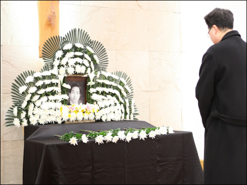 호서대 아산캠퍼스에 마련된 분향소에서 한 교직원이 오 교수의 안타까운 죽음을 추모하고 있다. 