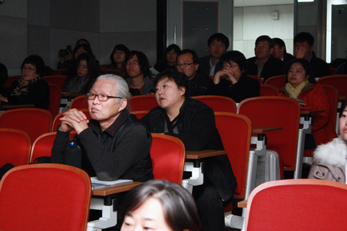 참가자들이 동영상을 시청하고 있다.