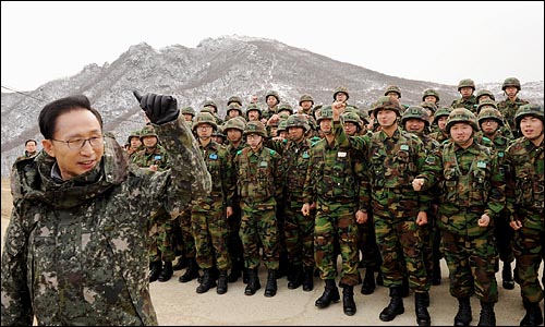 이명박 대통령이 2010년 12월 23일 강원도 동부전선 백두산부대 방문을 마치며 병사들과 기념촬영을 한 뒤 떠나고 있다.