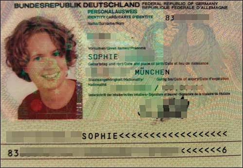 소피의 독일 신분증. EU회원국 국민들은 대부분의 다른 EU국가에서 자국 신분증을 사용할 수 있다. 