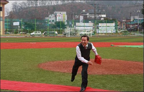 행사장의 교육감님 12월 13일 김종성 충남교육감이 한 중학교의 인조잔디운동장 준공식에 참석한 후 시구를 하고 있다. 교육감의 대부분 일정이 외부행사 참여에 치중되다 보니 "교실에서 교육감님 보기가 힘들어졌다"라는 평가가 나온다.